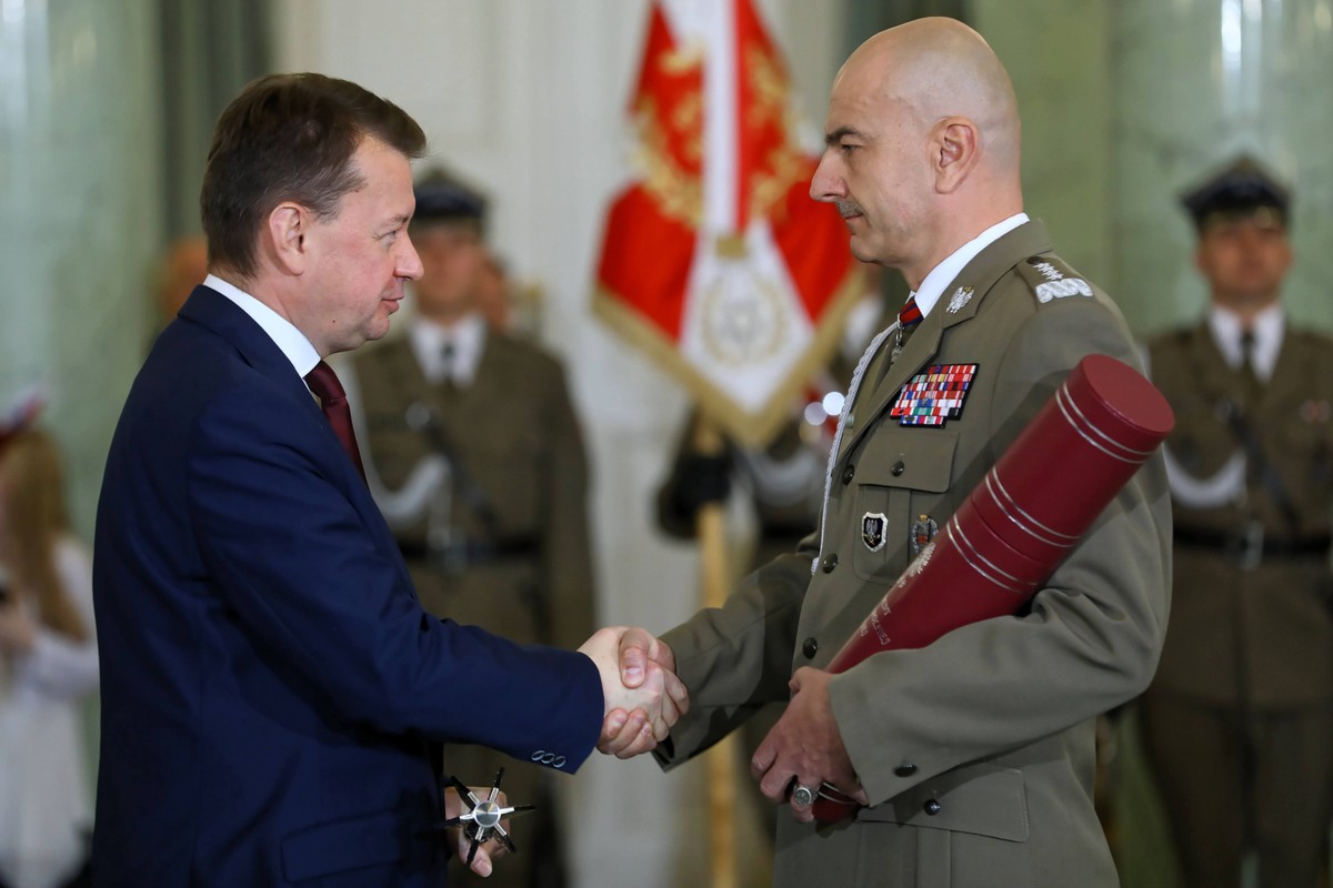 Szef Sztabu Generalnego WP gen. broni Rajmund Andrzejczak odbiera akt nominowania na najwyższy stopień generała od ministra obrony narodowej Mariusza Błaszczaka
