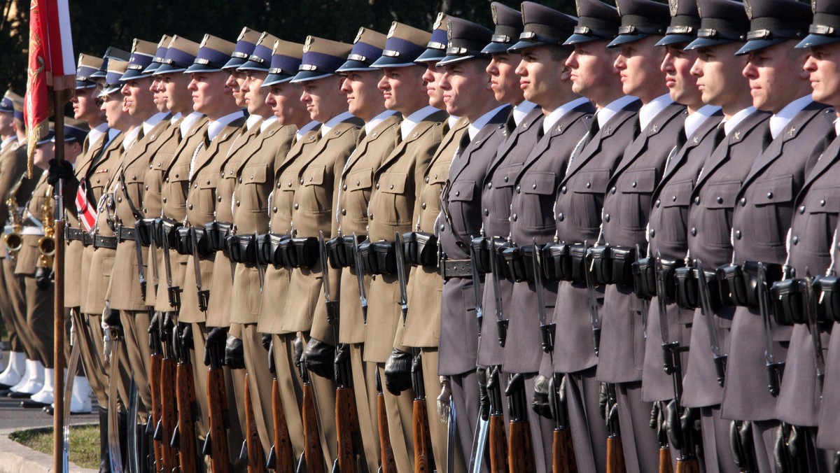 Żołnierze z Batalionu Reprezentacyjnego potrzebują nowej broni. Ich karabinki samopowtarzalne "Simonowa" mają po kilkadziesiąt lat i są mocno zużyte. Wojsko chce dokupić nowe, problem w tym, że nie są one produkowane od bardzo wielu lat.