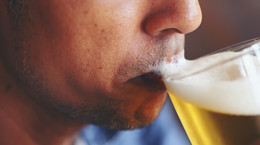 Czy alkohol podnosi poziom cholesterolu? Lekarz mówi, kto musi uważać