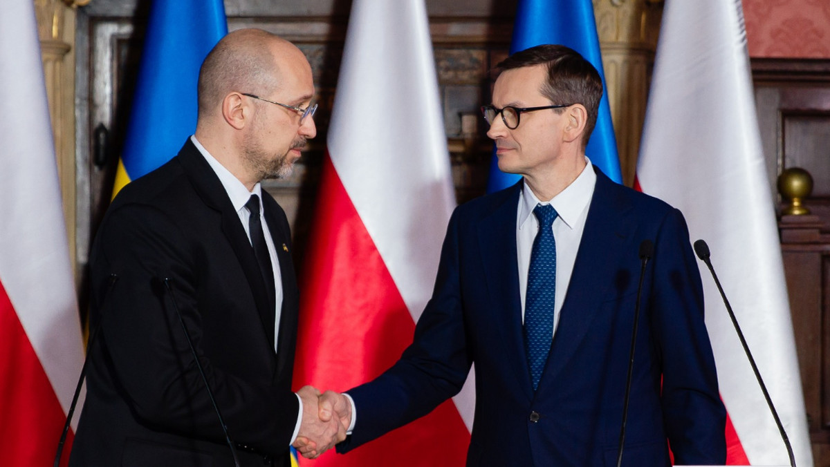 Podpisaliśmy memorandum o współpracy przy eksporcie i imporcie towarów ukraińskich – przekazał premier Mateusz Morawiecki po spotkaniu ze swoim ukraińskim odpowiednikiem Denysem Szmyhalem. Szefowie rządów udali się na Wawel, gdzie uczcili pamięć śp. Lecha i Marii Kaczyńskich.