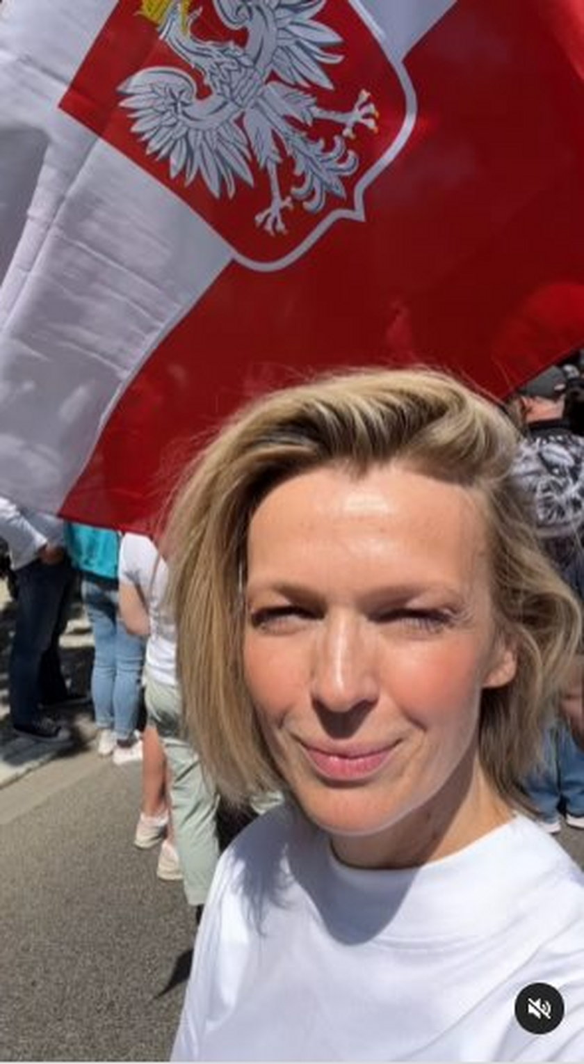 Magda Mołek na tle flagi na marszu 4 Czerwca 2023 r.