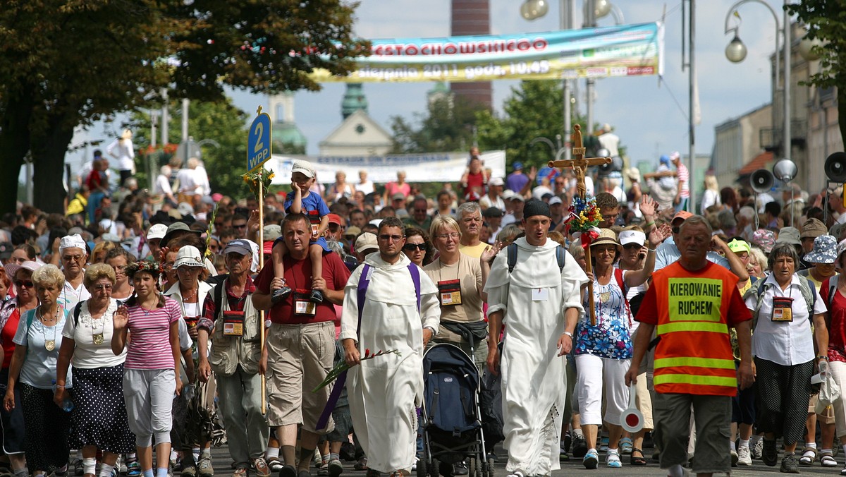 Tysiące pielgrzymów, którzy dotarli w niedzielę na Jasną Górę w kilkunastu pieszych pielgrzymkach, uczestniczyło wieczorem w niedzielnej mszy na podklasztornych błoniach. - W każdej sytuacji naród polski umiał zwrócić się do Królowej Polski, a madonna z Jasnej Góry za każdym razem potrafiła rozwiązywać pęta zniewolenia osobistego, społecznego czy narodowego - mówił podczas niej nuncjusz papieski.