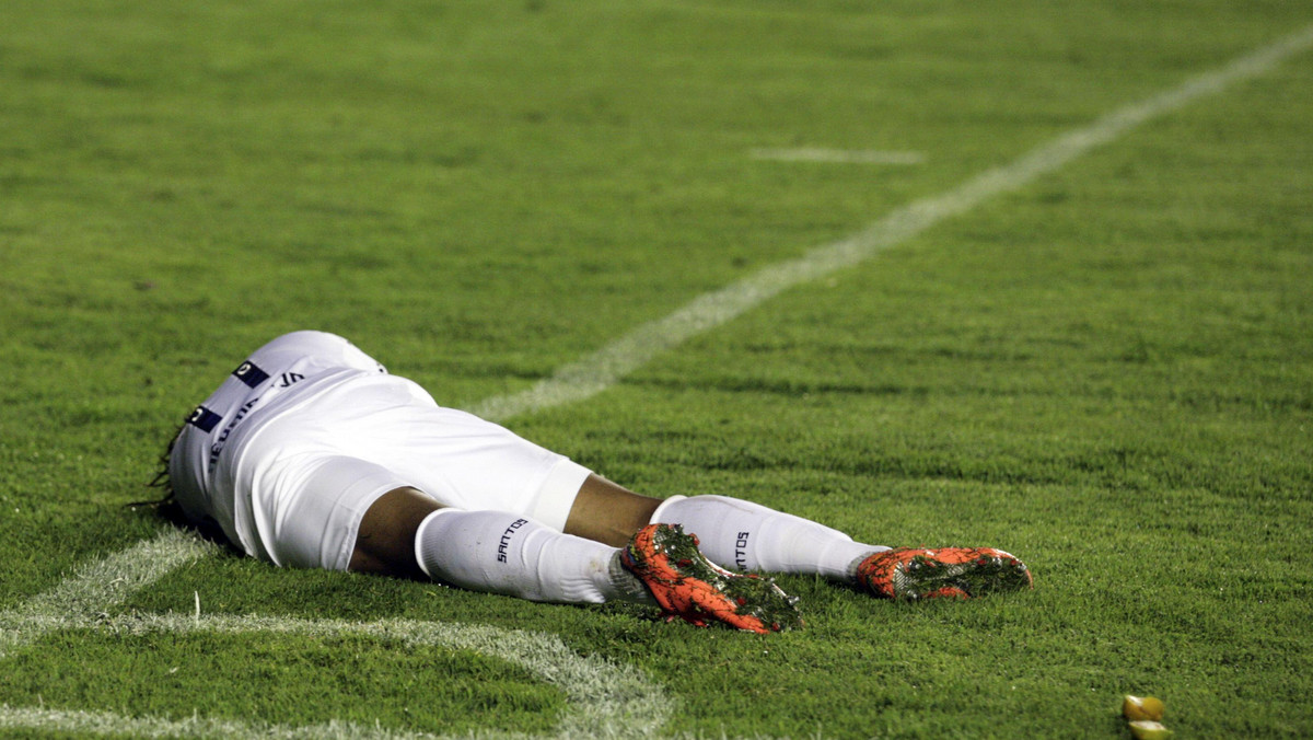 Neymar nie będzie dobrze wspominał meczu z Bolivar La Paz w Copa Libertadores. W 78. minucie piłkarz Santosu został trafiony w twarz przez obiekt rzucony z trybun gospodarzy.