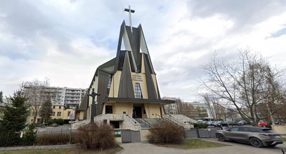 Komuś przeszkadza świecący krzyż. Wikary ma swoją teorię