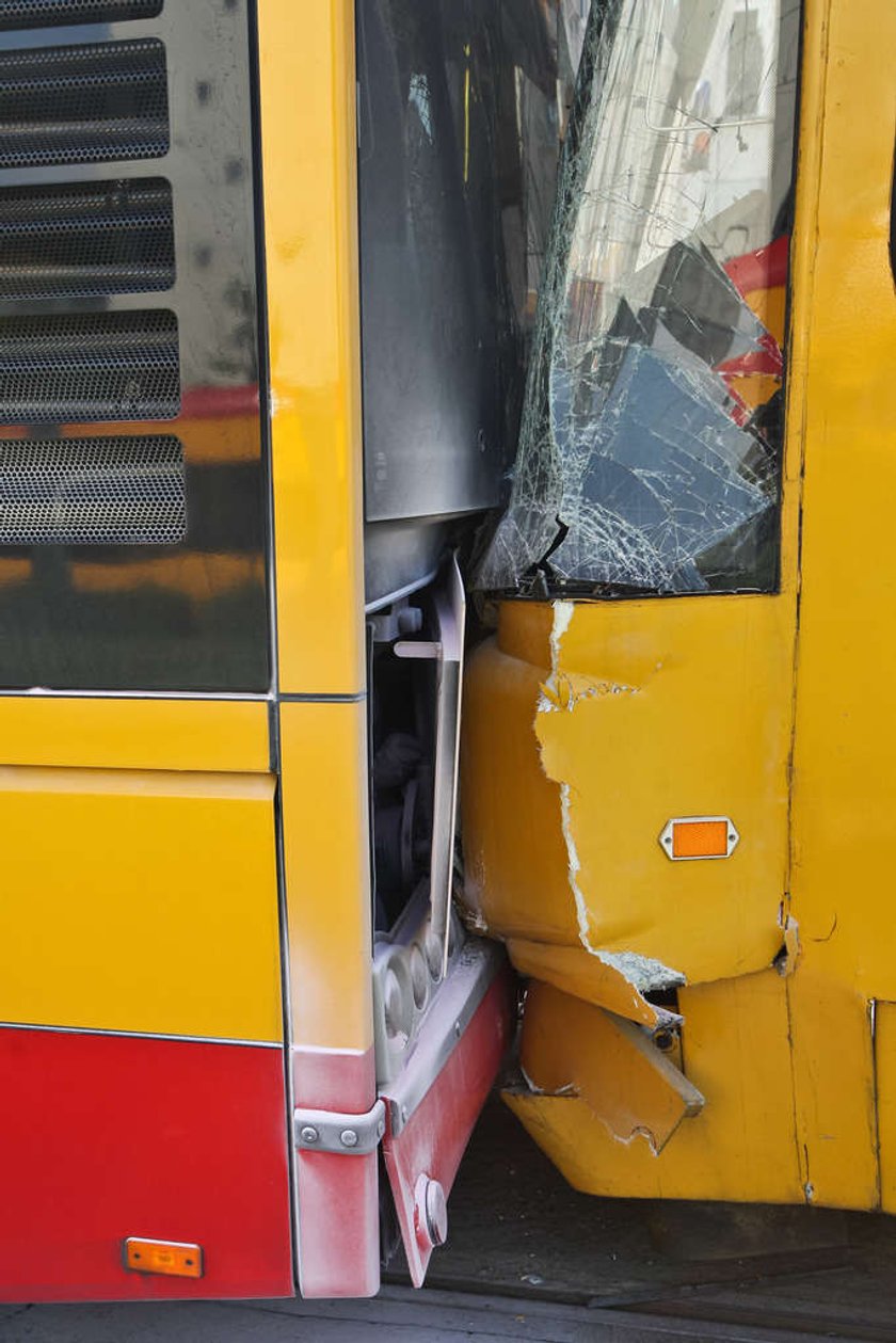 Autobus zderzył się z tramwajem. Wypadek w Warszawie