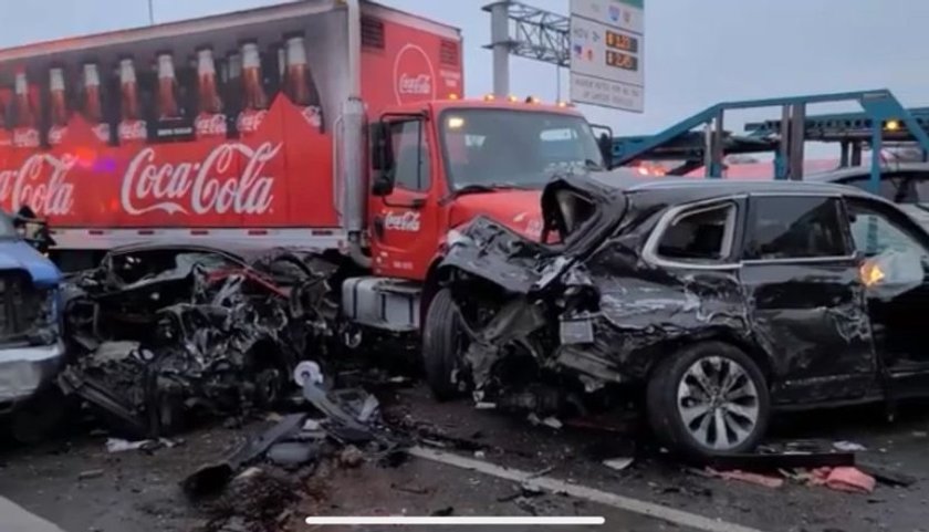 Potężny karambol na autostradzie. Zderzyło się 100 aut, są ofiary śmiertelne