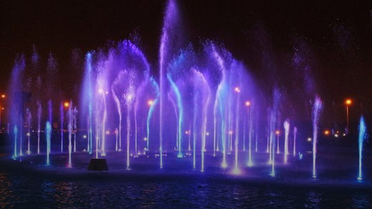 To już ostatnia okazja na obejrzenie widowiska "Światła wody" w Multimedialnym Parku Fontann na warszawskim Podzamczu. Odbędą się dziś i jutro wieczorem. W tym sezonie spektakle obejrzało już blisko 850 tysięcy osób.