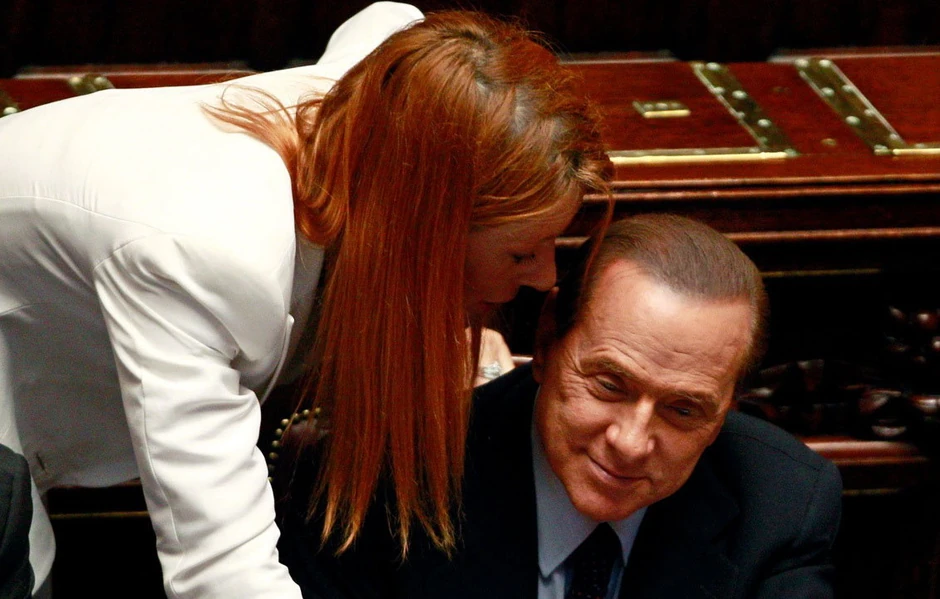 Berluskoni deluje zadovoljno na ono što mu ministarka šapuće