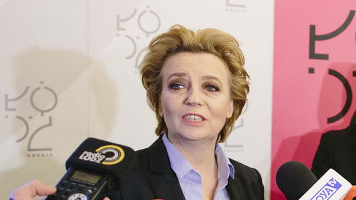 Hanna Zdanowska, pomysłodawczyni zorganizowania w centrum Polski wystawy EXPO w 2022 roku, nie poleci pojutrze do Paryża, by złożyć oficjalny wniosek o organizację imprezy. Powód to prokuratorskie zarzuty, jakie w piątek usłyszała prezydent miasta, dotyczącego rzekomego poświadczenia nieprawdy przy zaciąganiu kredytów w 2008 i 2009 roku.