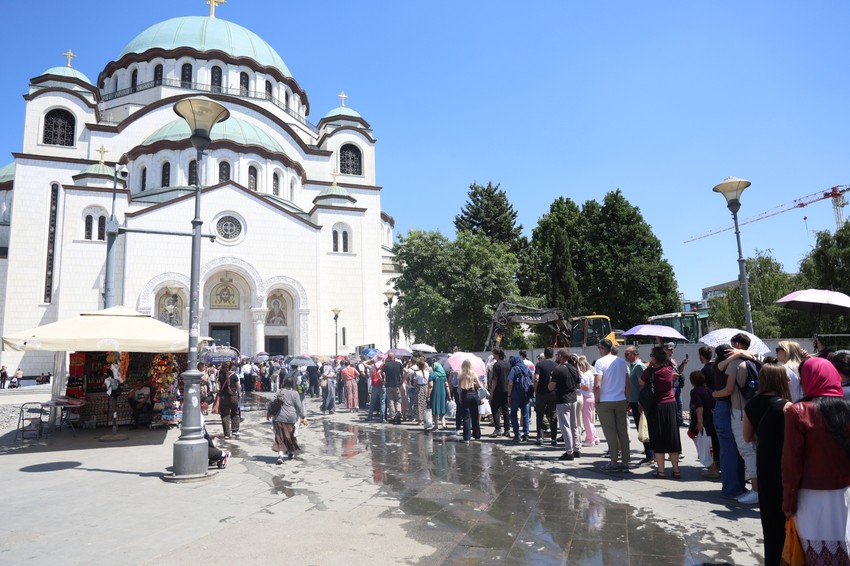 Građani su se od sunca štitili kišobranima