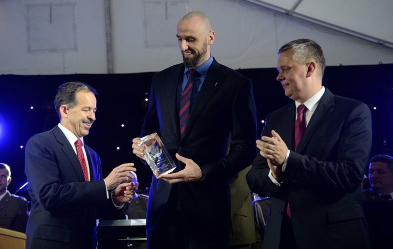 Marcin Gortat w rezydencji ambasadora USA odebrał zaszczytną nagrodę