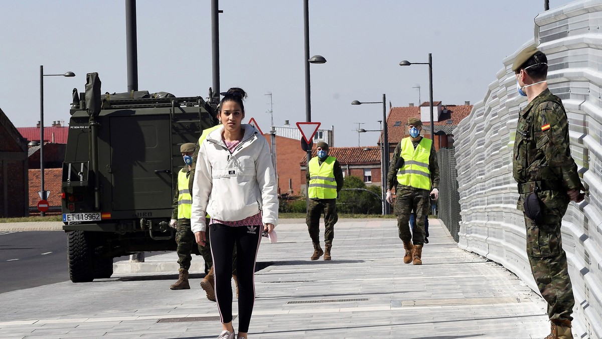 Podawana oficjalnie liczba zmarłych i zakażonych koronawirusem w Hiszpanii może być tylko „wierzchołkiem góry lodowej” - wynika z raportu sporządzonego przez Instytut Zdrowia im. Carlosa III, który opublikował dziennik „El Pais”.