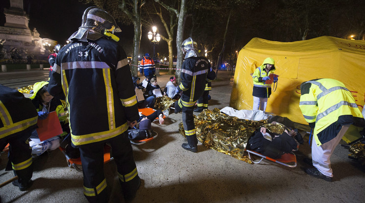 Francia tűzoltók gyakorlatoznak egy esetleges terrortámadás miatt / Fotó: MTI