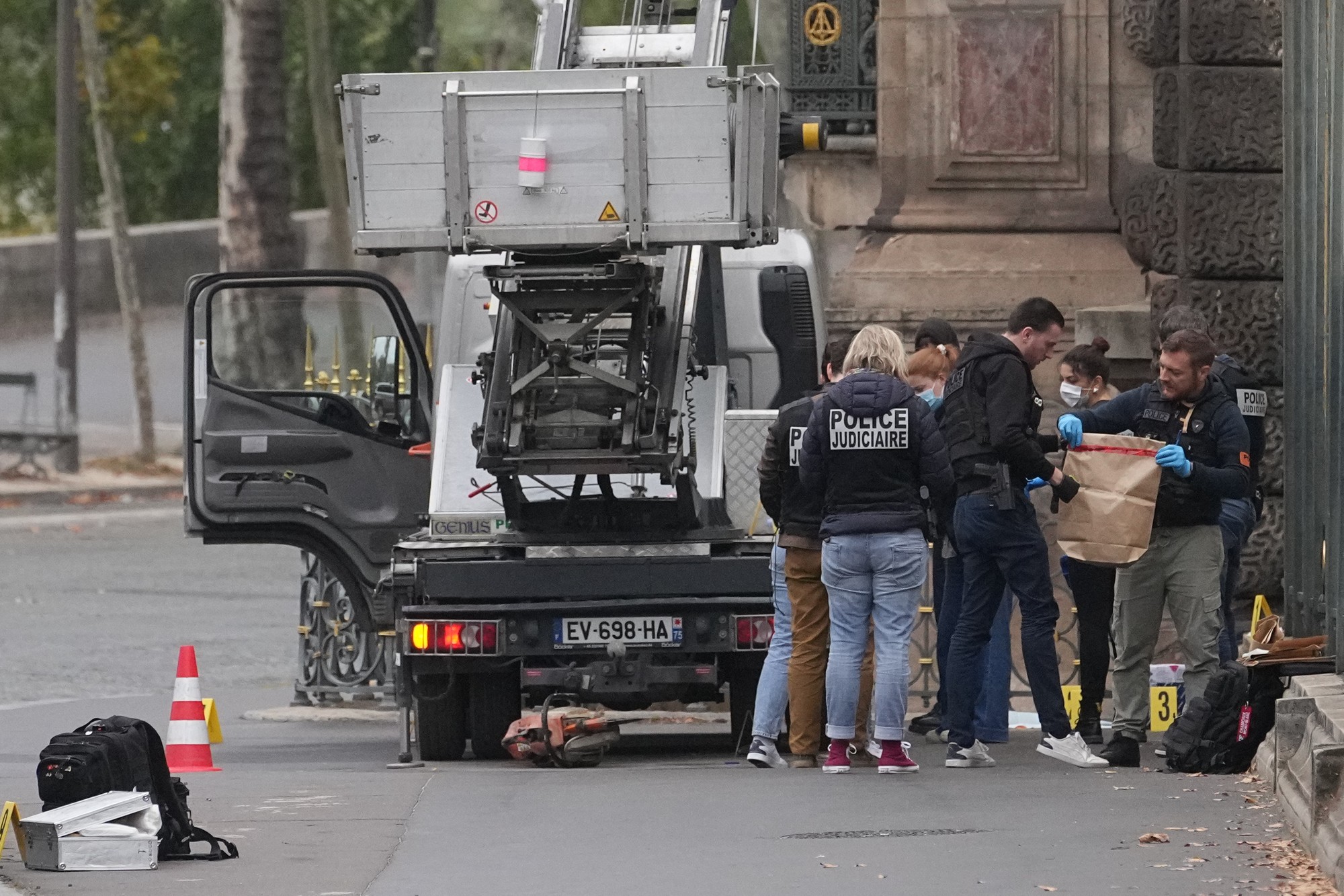 Deväť šperkov z Napoleonovej a cisárovnej zbierky zmizlo z Louvru.