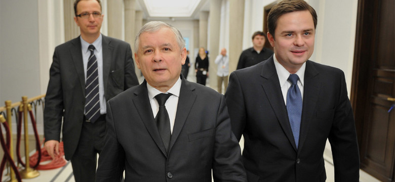Odrzucono sprawozdanie Kaczyńskiego. Z powodu kwiatów, fotela i komórki