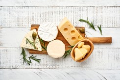 Idealne na sylwestrową przystawkę. Podpowiadamy, jak skomponować deskę serów