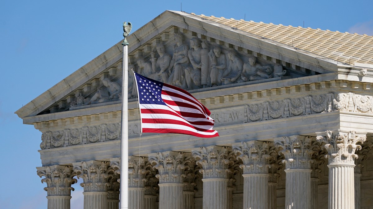 (FOTO) Kralj Čarls dolazi u posetu SAD, a u Vašingtonu umesto britanskih zastava postavili zastave DRUGE ZEMLJE