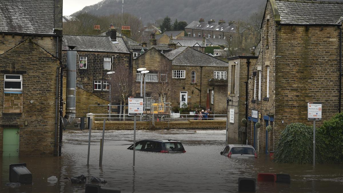 Brytyjskie miasteczko Mytholmroyd po przejściu sztormu "Ciara"