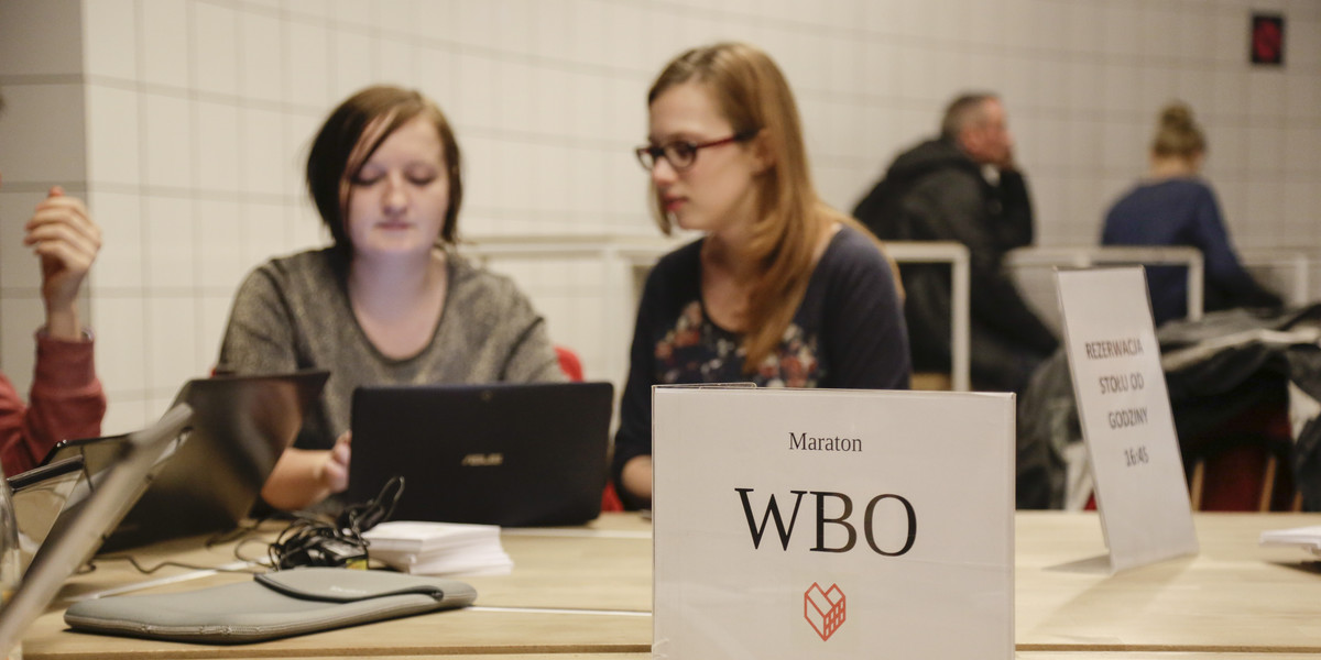 Wrocławianie wypełniają wnioski do WBO