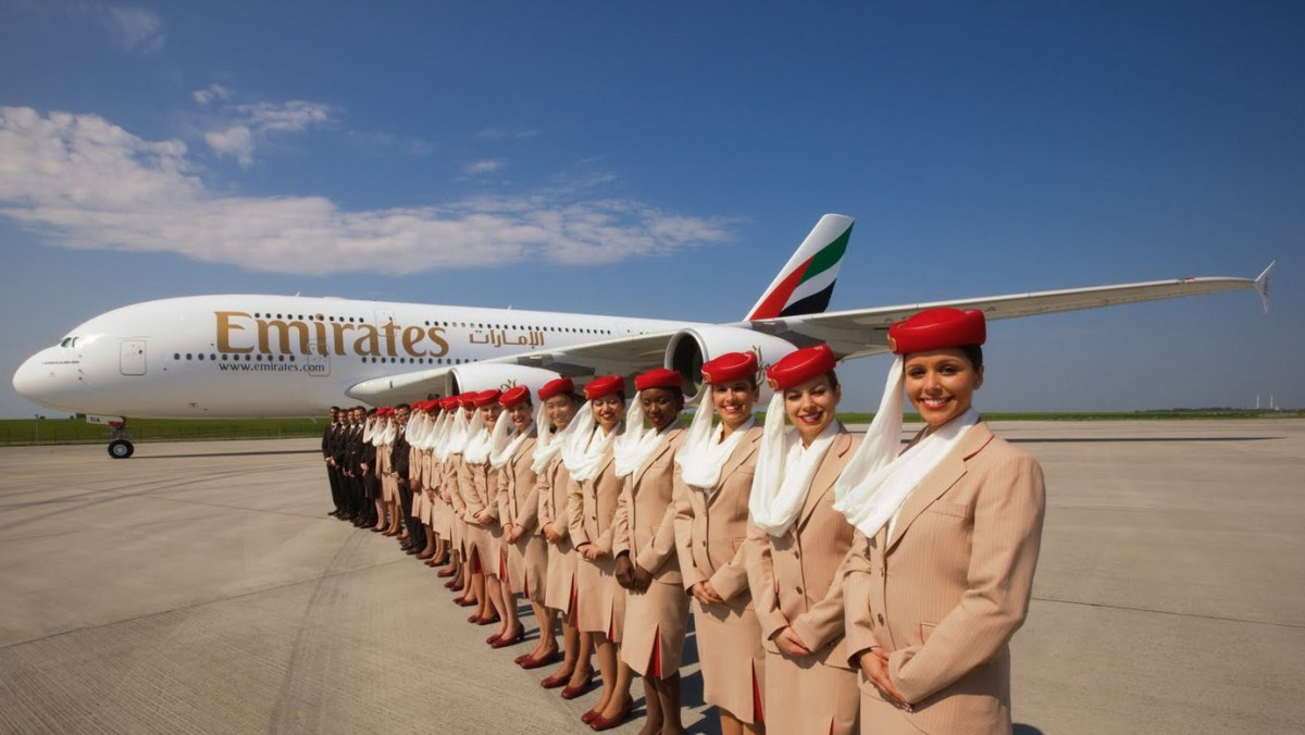 Bycie stewardesą w liniach lotniczych Emirates to dla wielu młodych kobiet praca marzeń. Obecnie wśród członków załogi pokładowej dubajskiego przewoźnika jest 700 Polaków. Wśród nich jest Monika Kałowska, która jako stewardesa obsługuje pasażerów klasy biznes.