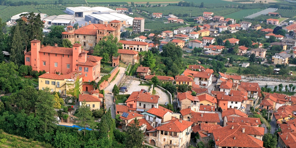 Widok z góry na zamek Castel Rosso w Cherasco we Włoszech