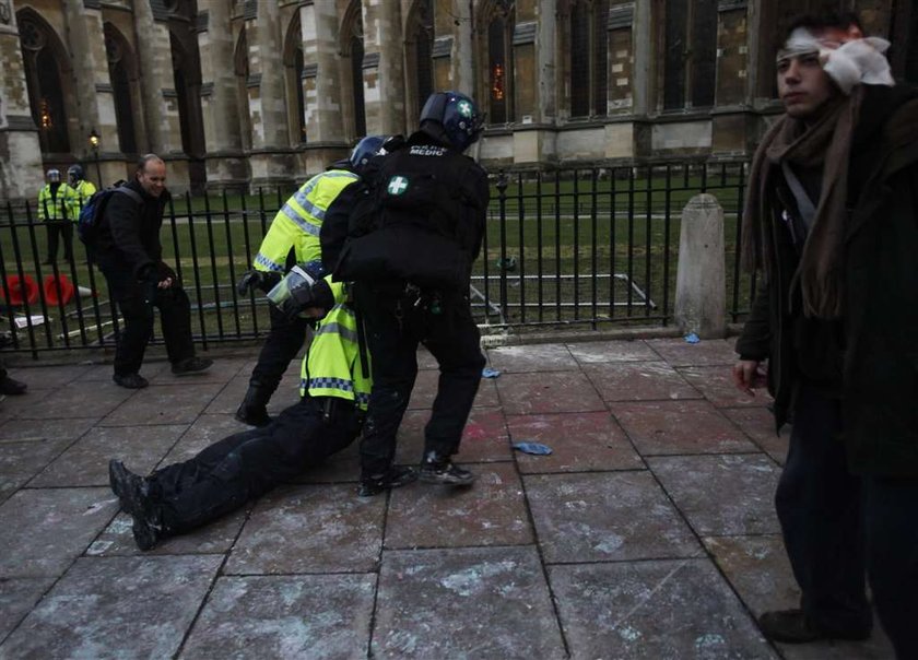 Studenci biją się z policją, atakują auto księcia Karola Foty