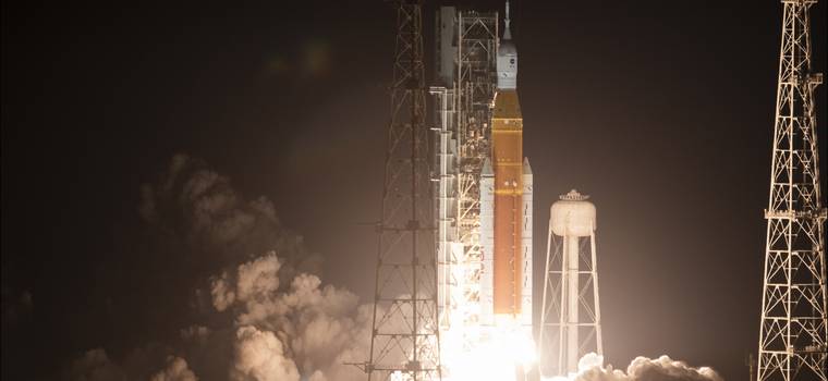 Udany start rakiety SLS. NASA oficjalnie rozpoczyna księżycową misję Artemis I