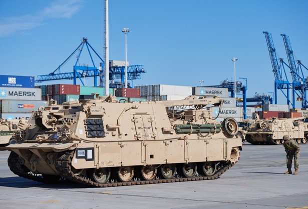 87 czołgów Abrams, 103 bojowe wozy piechoty Bradley i m.in. 18 samobieżnych haubic Paladin przewiózł do gdańskiego portu statek z wojskowym sprzętem dla brygady pancernej armii USA. Teraz blisko 1100 sztuk sprzętu trafi w głąb Polski; transport potrwa przynajmniej kilka dni. Jak poinformował w środę na konferencji prasowej w gdańskim terminalu kontenerowym DCT dowódca logistyki amerykańskich wojsk lądowych w Europie, generał dywizji Steven Shapiro, na pokładzie statku znajdowało się w sumie 1087 sztuk różnego rodzaju sprzętu, w tym 87 czołgów Abrams, 103 bojowe wozy piechoty Bradley i 18 samobieżnych haubic Paladin. aks/ pru/fot. (aw/nlat) PAP/Adam Warżawa