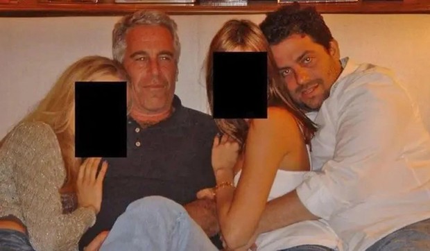 Bret Ratner i Džefri Epstin grle žene dok sede zajedno na krevetu - fotografija je bez datuma | Foto: US Department of Justice