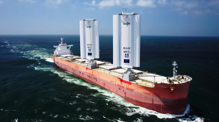 Vitorlákkal csökkenti a károsanyag-kibocsájtást az ultramodern teherhajó / Fotó: Youtube