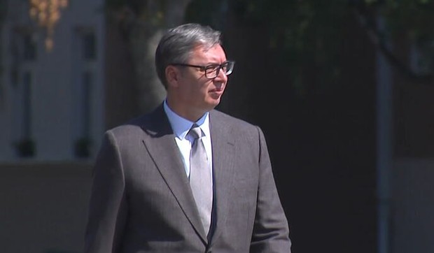 Aleksandar Vučić, kasarna