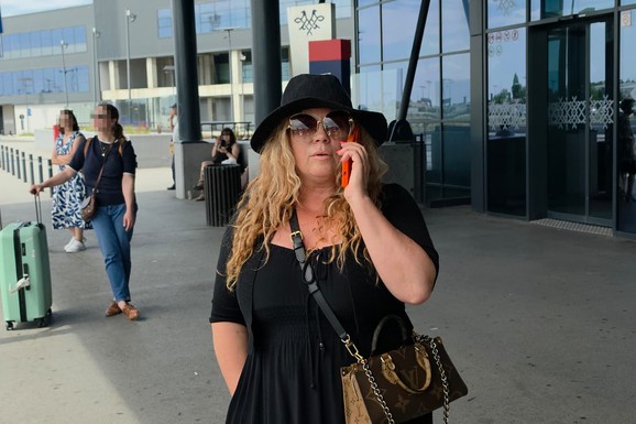 INDIRA RADIĆ NA AERODROMU U LUKS IZDANJU Skupoceni detalji na njoj, samo na papuče i torbu dala više od 2.500 evra! Evo zašto ne dolazi na koncert "Južnog vetra"(VIDEO)