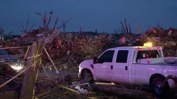 tornado moore oklahoma szczątki