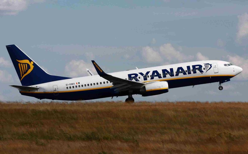 <b>A jakie linie najchętniej wybierają Polacy?</b><br><br>

Na trzecim miejscu polskiego rankingu znalazł się <b>Ryanair</b> otrzymując 6,7/10 punktów. Irlandzka linia lotnicza zajęła w generalnej klasyfikacji dopiero <b>48 miejsce.</b> W porównaniu do rywali, Ryanair najgorzej wypada w kategorii obsługi roszczeń. Pasażerowie, którzy doświadczyli opóźnionych lub odwołanych lotów mogą potencjalnie dłużej czekać na wypłatę należnego odszkodowania. 
<br>
- Jakość i obsługa: 6<br>
- Punktualność: 7,8<br>
- Obsługa roszczeń: 8,6