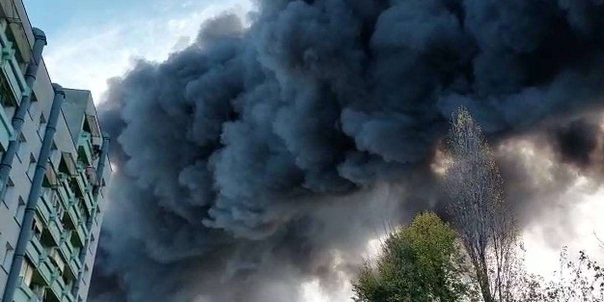 Mieszkańcy wrocławskiego Gądowa Małego zauważyli o poranku potężne kłęby dymu unoszące się nad miastem.