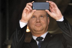 Andrzej Duda z telefonem