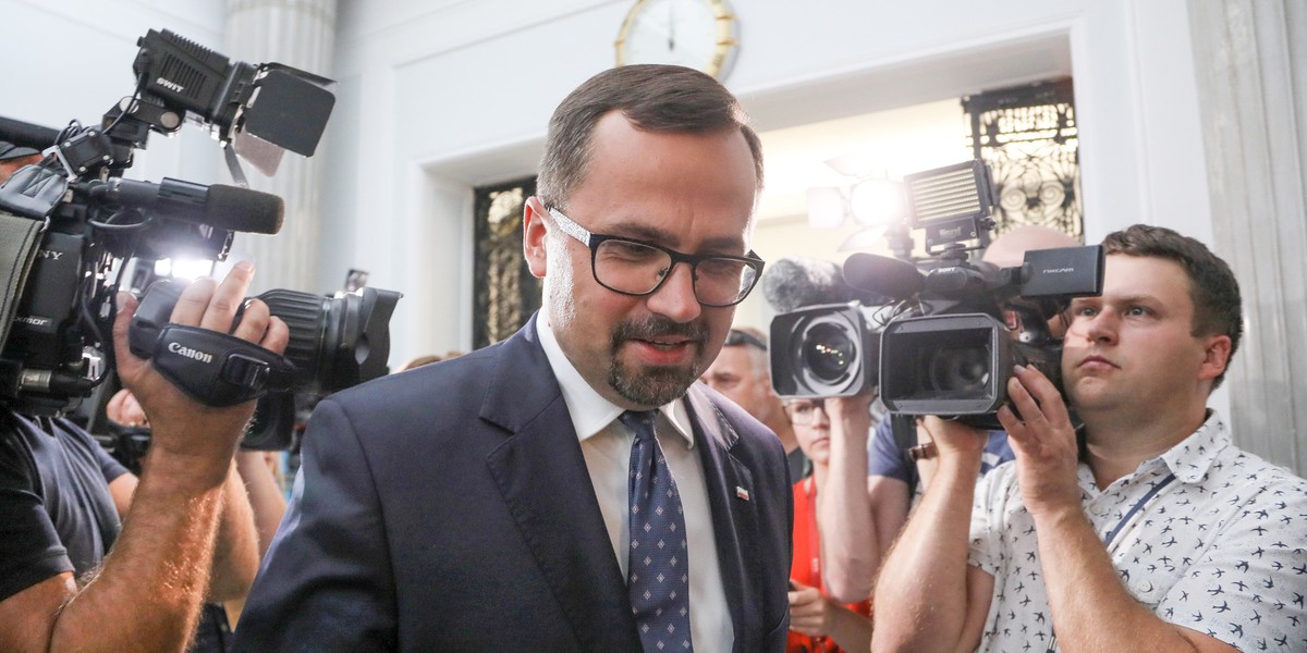 Marcin Horała przedstawił w Sejmie raport z prac komisji ds. VAT. Zaproponował w nim postawienie przed Trybunałem Stanu byłych premierów Donalda Tuska i Ewę Kopacz oraz byłych ministrów finansów.