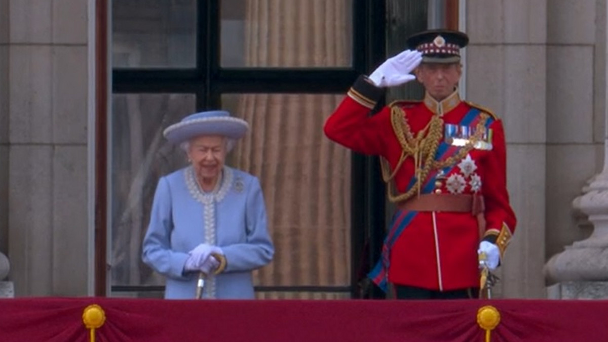 Elżbieta II i jej kuzyn książę Kentu razem na balkonie w pałacu Buckingham 