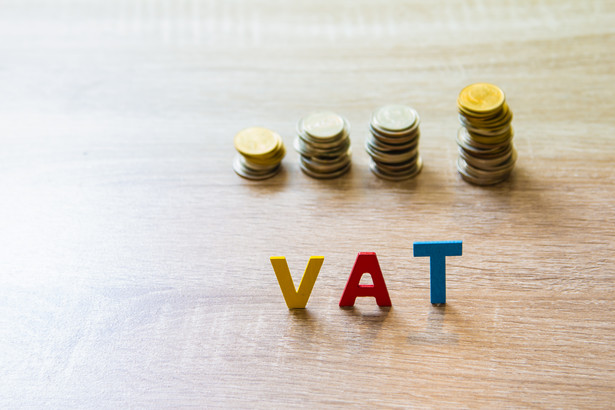 Czy wycofanie budynku handlowo-usługowego z majątku spółki jest opodatkowane VAT?