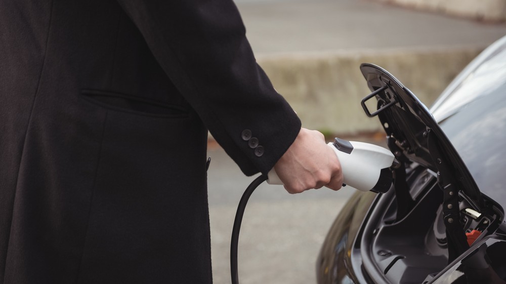 Môže majiteľ elektromobilu položiť nabíjací kábel od svojho auta na chodník? Rozhodnutie nemeckého súdu je prvé svojho druhu, stanovuje precedens.