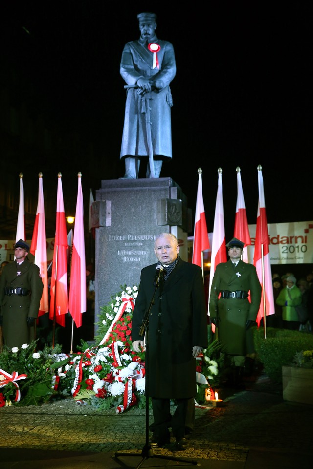 Marsz PiS przeszedł ulicami Warszawy. "Nie ma przyszłości Polski bez godności i prawdy"