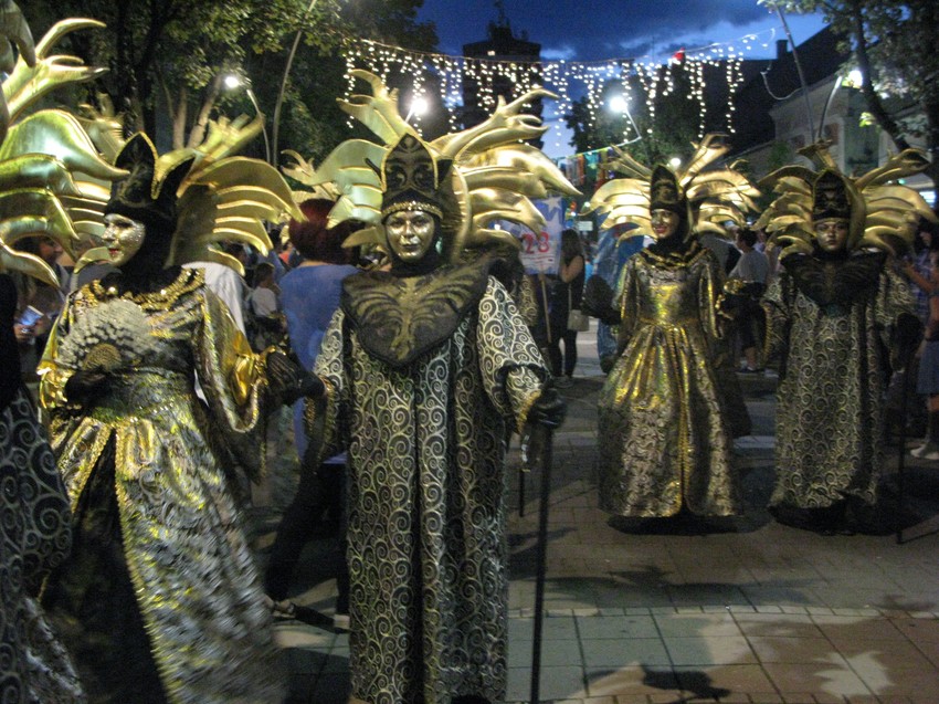 Karnevalske trupe sa raskošnim kostimima stigle su iz 14 zemalja