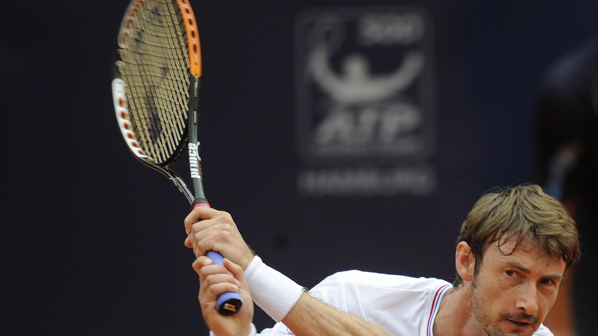 Rozstawiony z numerem szóstym Hiszpan Juan Carlos Ferrero przegrał z Niemcem Florianem Mayerem 6:7 (3-7), 6:2, 6:3 w ćwierćfinale tenisowego turnieju ATP w Hamburgu (pula nagród 1 mln euro).