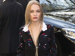 17-letnia córka Johnny'ego Deppa i Vanessy Paradis na pokazie Chanel - tylko skóra i kości... FOTO