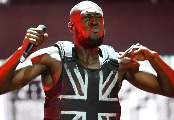 Banksy znów chwycił za farbę. Tym razem zrobił kamizelkę ochronną dla Stormzy'ego