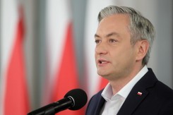 Biedroń wysłał Sasinowi fakturę za wybory. 'Jeśli nie zapłaci w terminie, stanie przed Trybunałem Stanu'