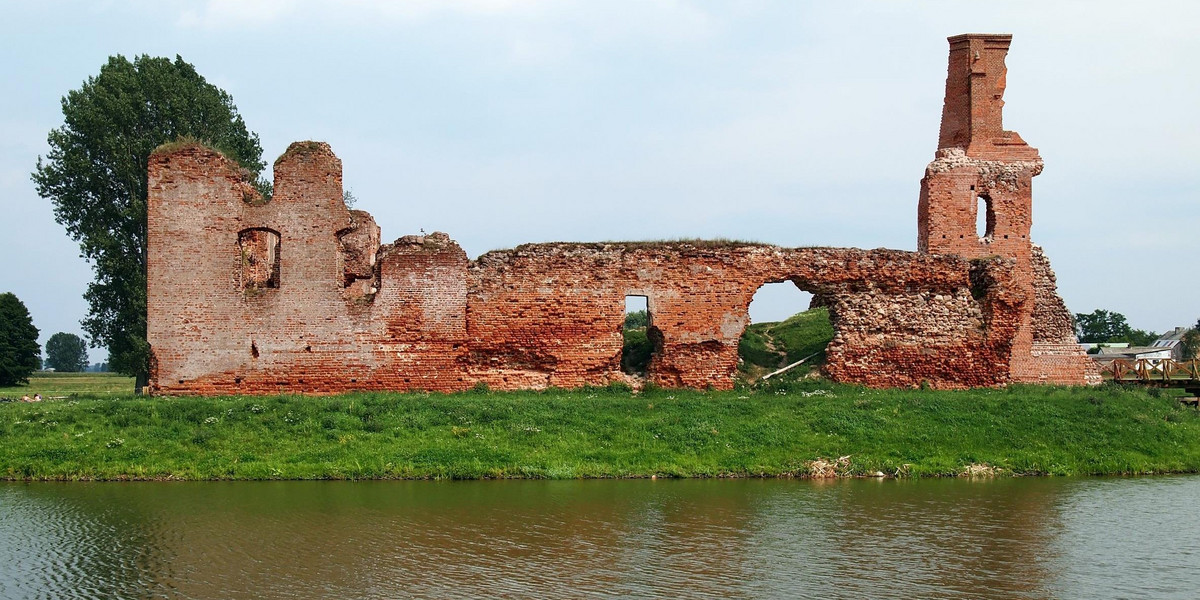 Kobieta utonęła w fosie ruin zamku w Besiekierach pod Łęczycą. Prokuratura bada czy to wypadek, czy zabójstwo