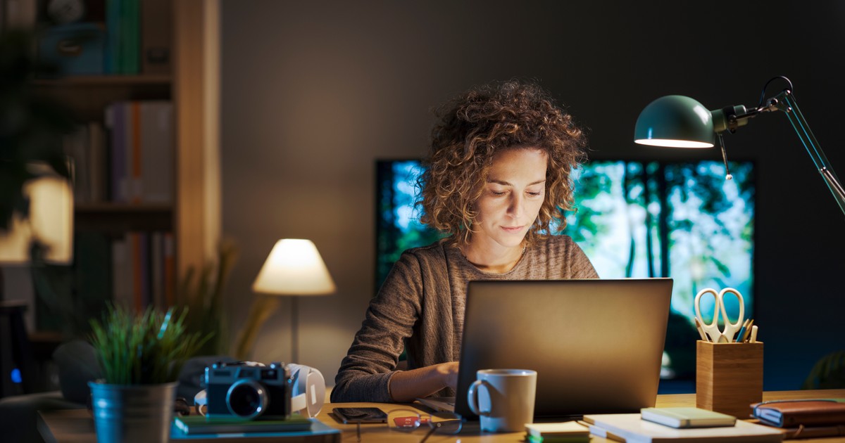 Nadgodziny i przepracowywanie zmienia mózg. Naukowcy odkryli, iż praca może szkodzić