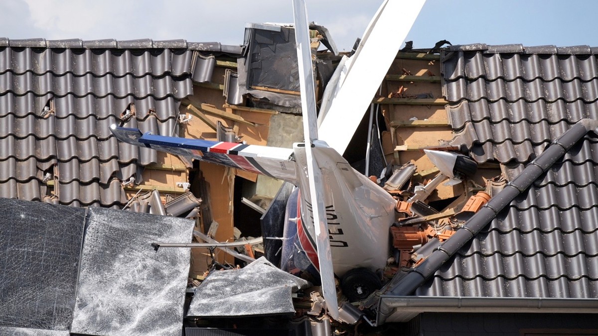 Srušio se mali avion na krov kuće u Nemačkoj 