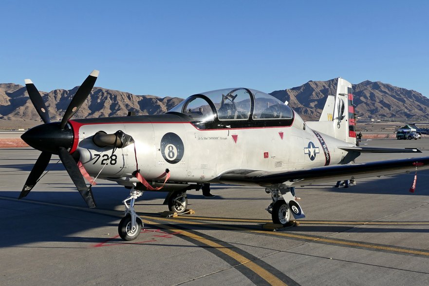 Zanim młody pilot zasiądzie za sterami szkolnego odrzutowca, musi wcześniej przejść szkolenie na samolocie turbośmigłowym, takim jak T-6 Texan II